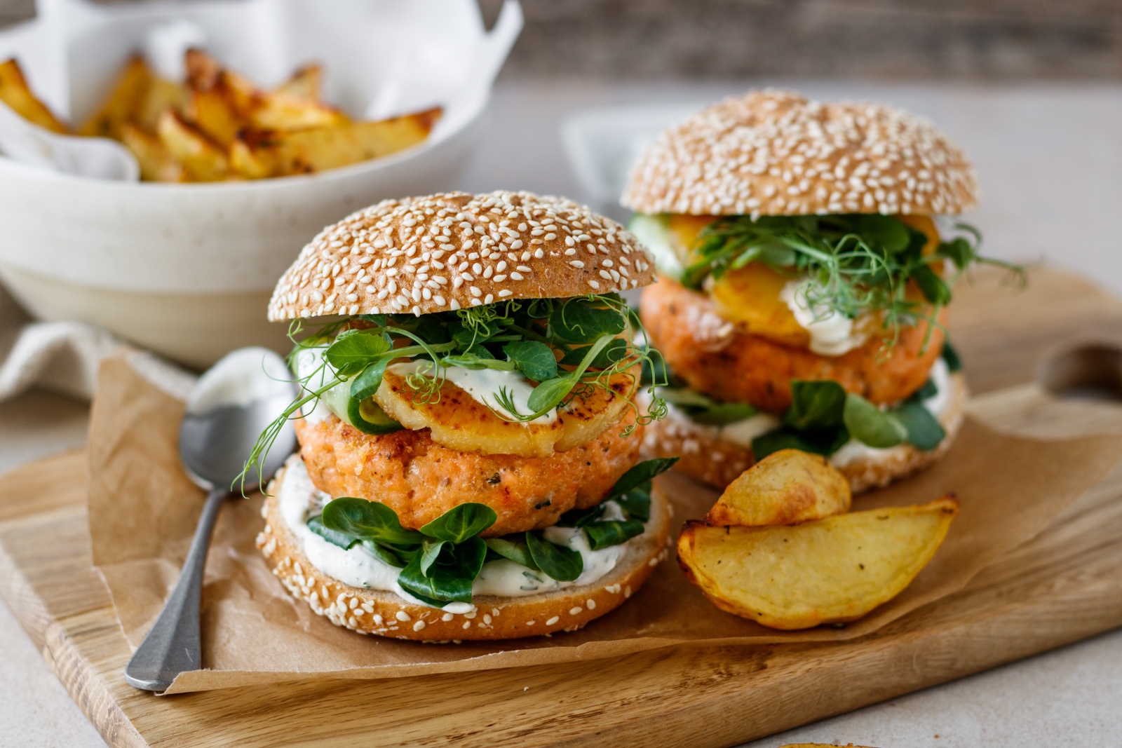 Lachsburger mit Frischkäse-Kräuter Dip