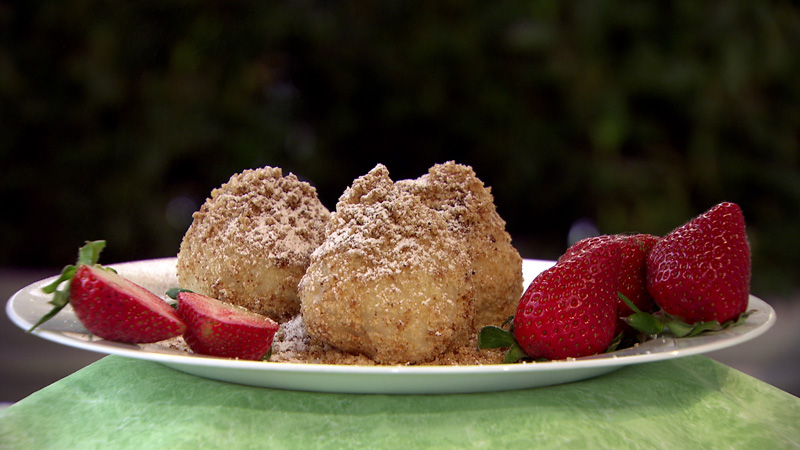Erdbeerknödel in Butterbrösel