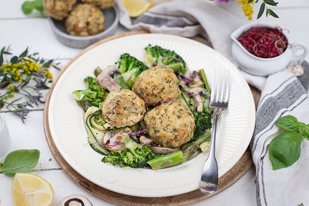 Würzige Käse-Kräuterknödel auf Frühlingsgemüse Ragout