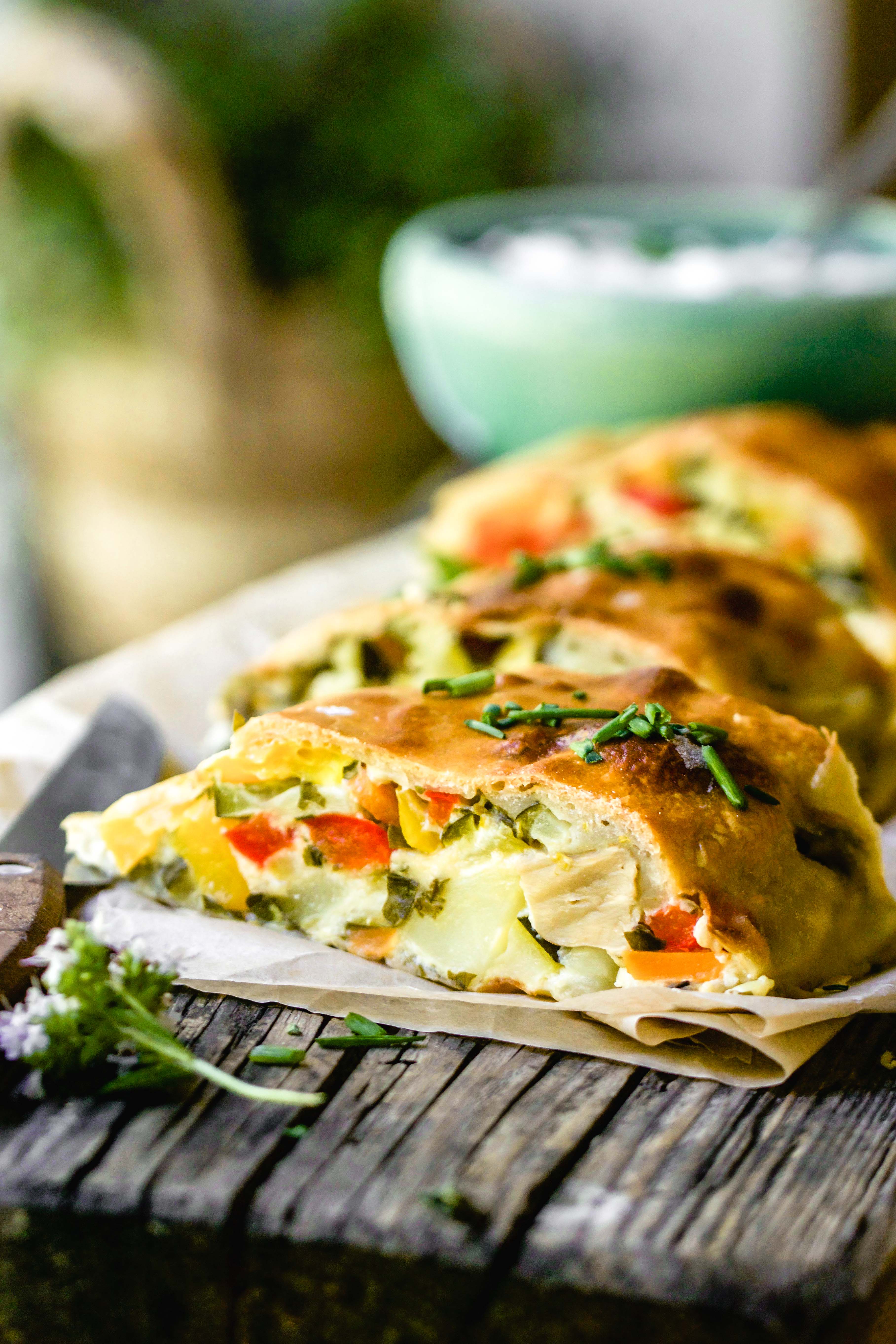 Gemüsestrudel mit Kräuterdip frisch gebacken und geschnitten