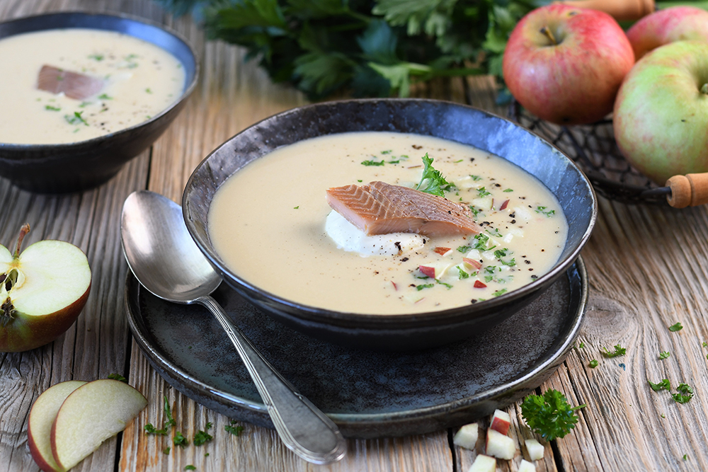 Apfel-Sellerie-Suppe mit Räucherforelle