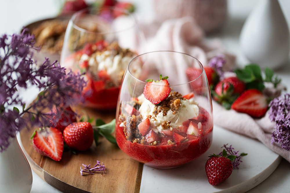 Erdbeer Milcheis Trifle im Glas