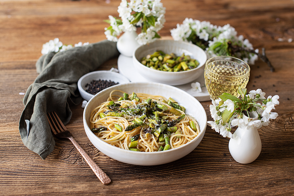 Spaghetti cacio e pepe mit Spargel