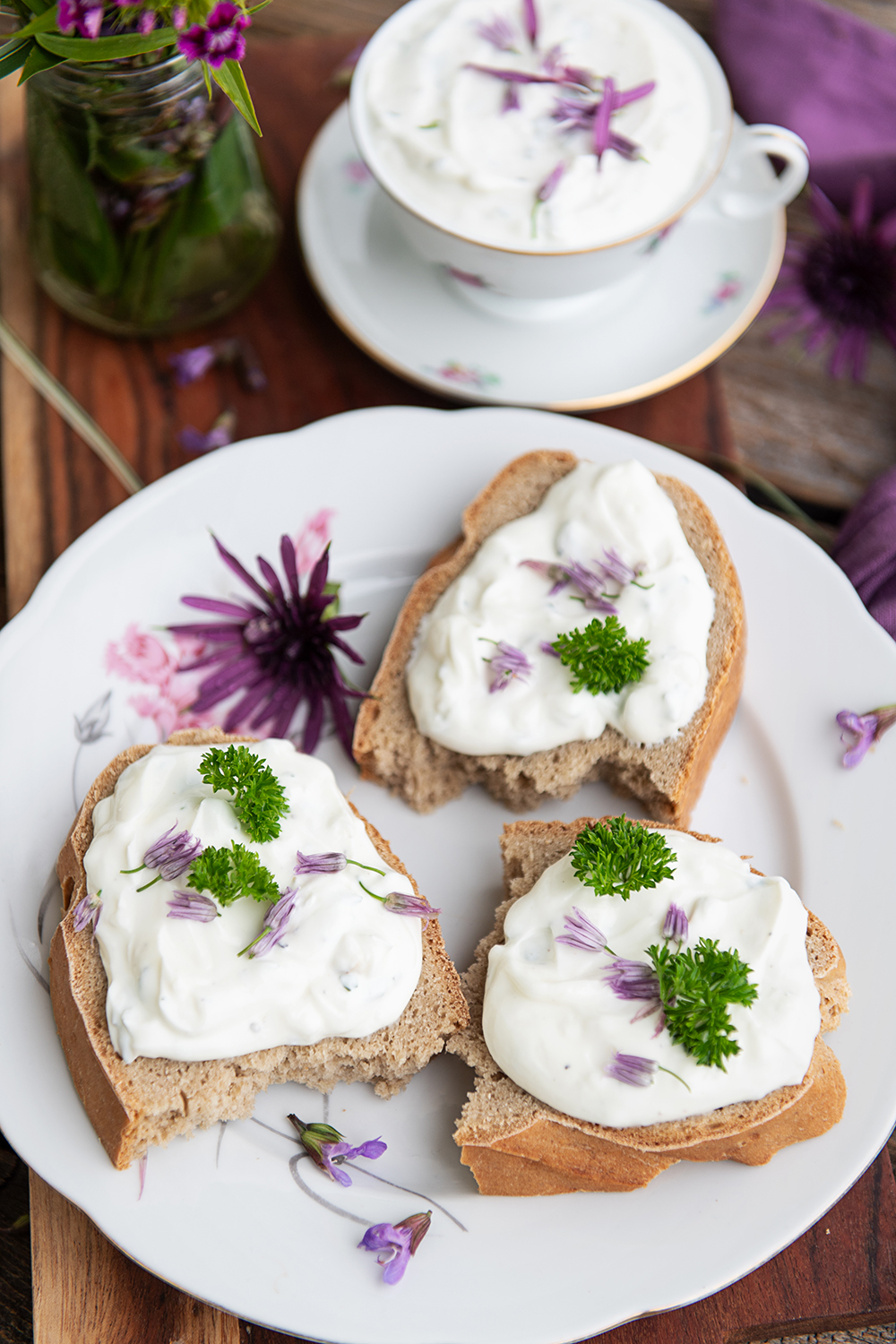 Bauernbrot mit Majoran Aufstrich