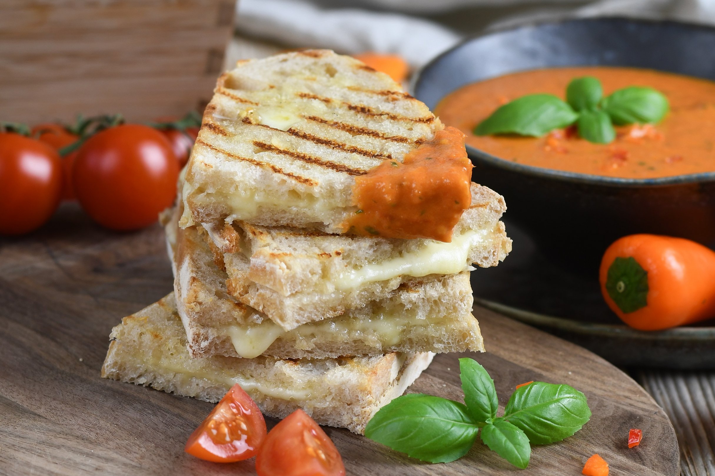 Sauerteigbrot-Toast mit Premium Original Almkönig und Tomatensuppe