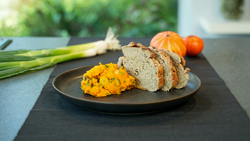 Kürbisaufstrich mit selbstgebackenem Brot