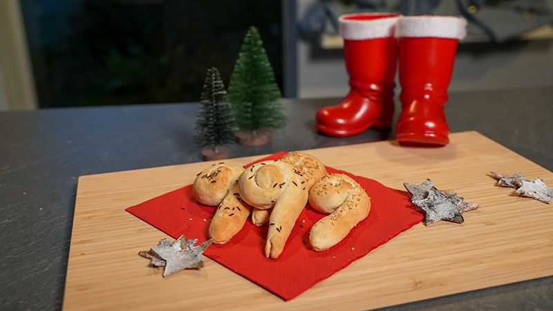 Nikolausstäbe aus Germteig