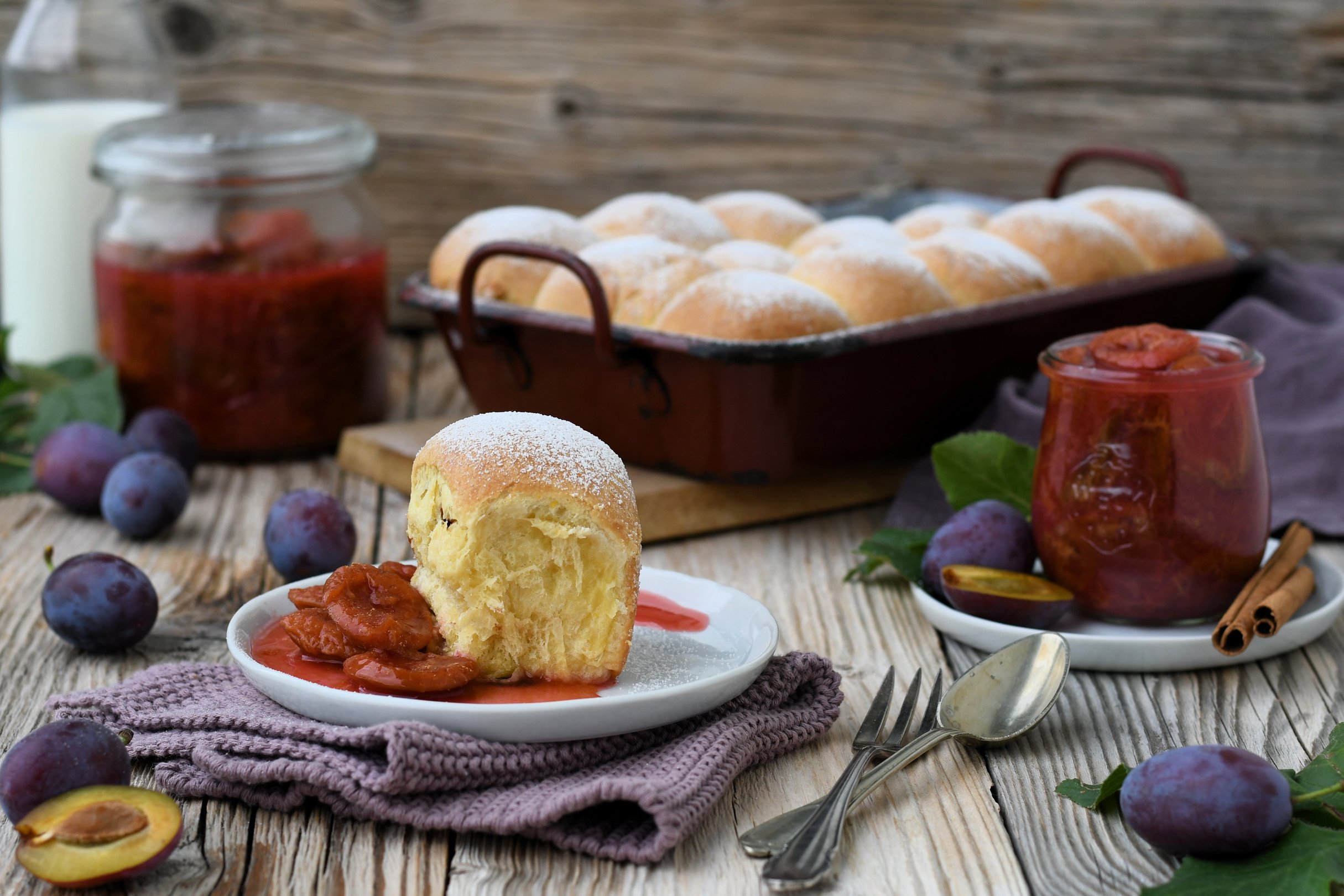 Buchteln mit Zwetschkenröster und Vanillesauce