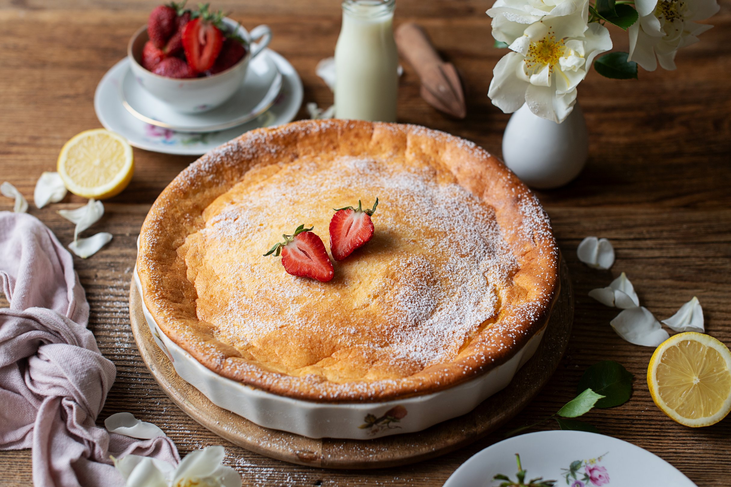Luftige Salzburger Topfennockerl mit Erdbeeren