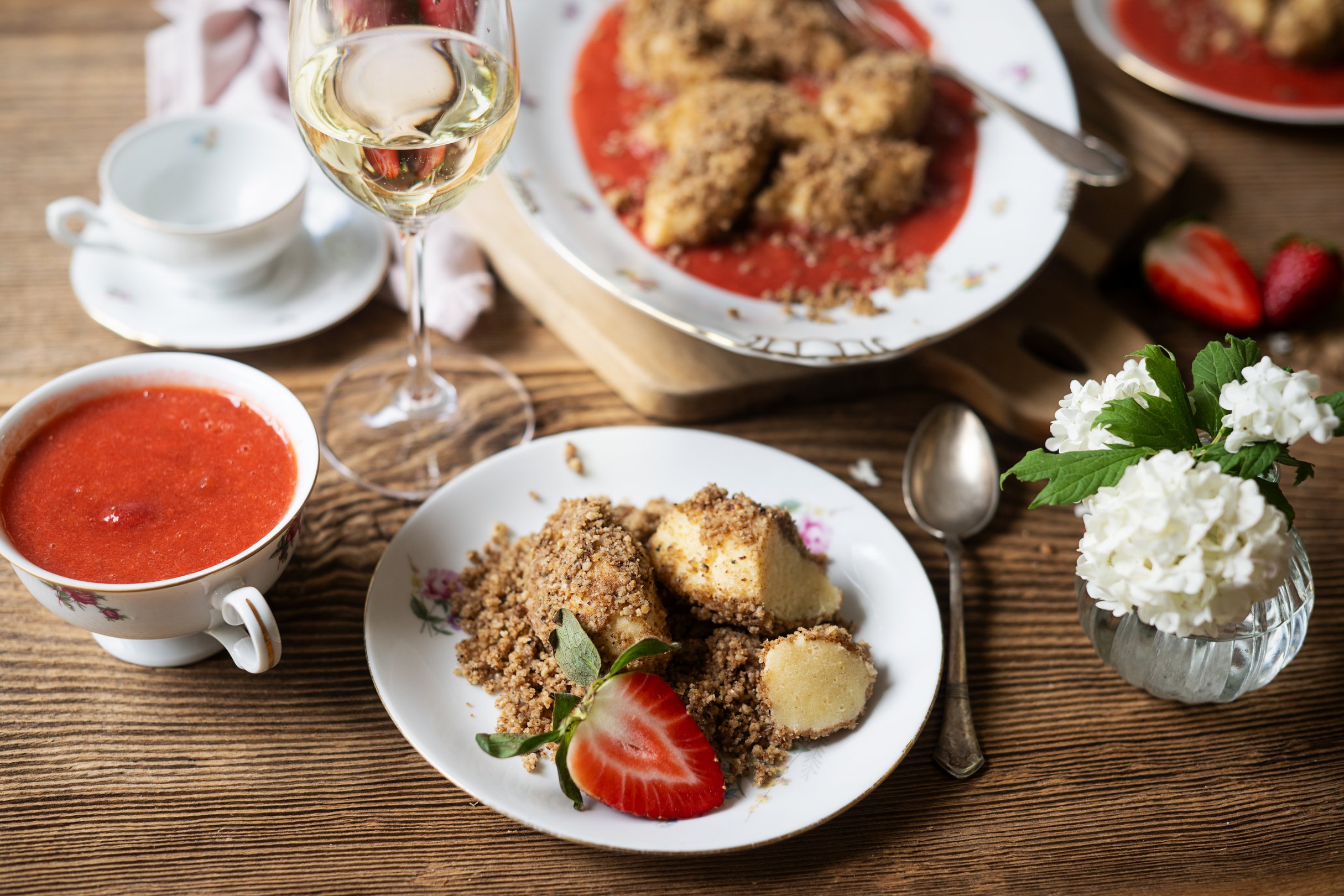 Topfennockerln mit Nussbrösel und Erdbeer Rhabarber Spiegel