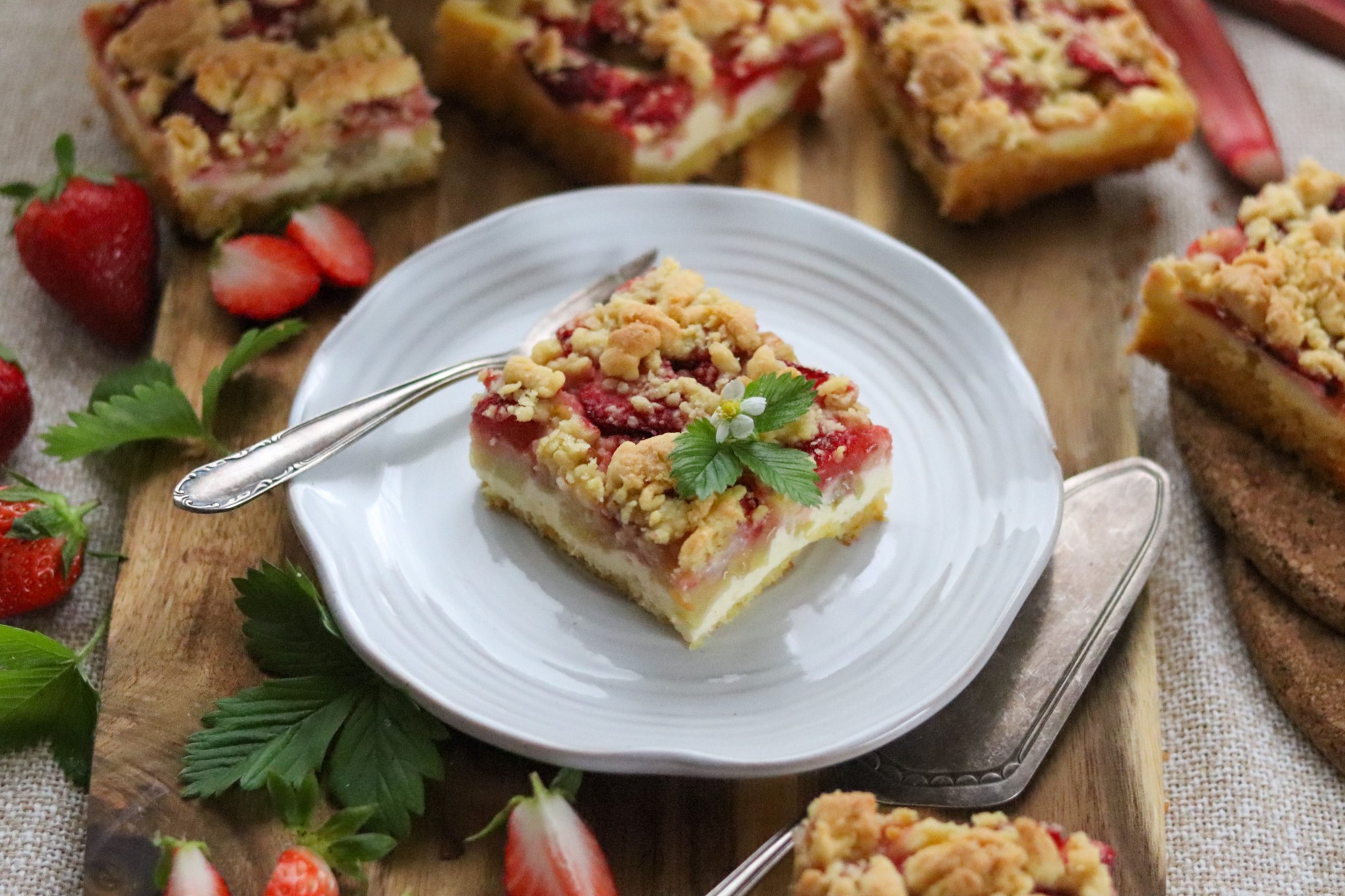 Erdbeer-Rhabarber-Streuselkuchen mit Topfen vom Blech