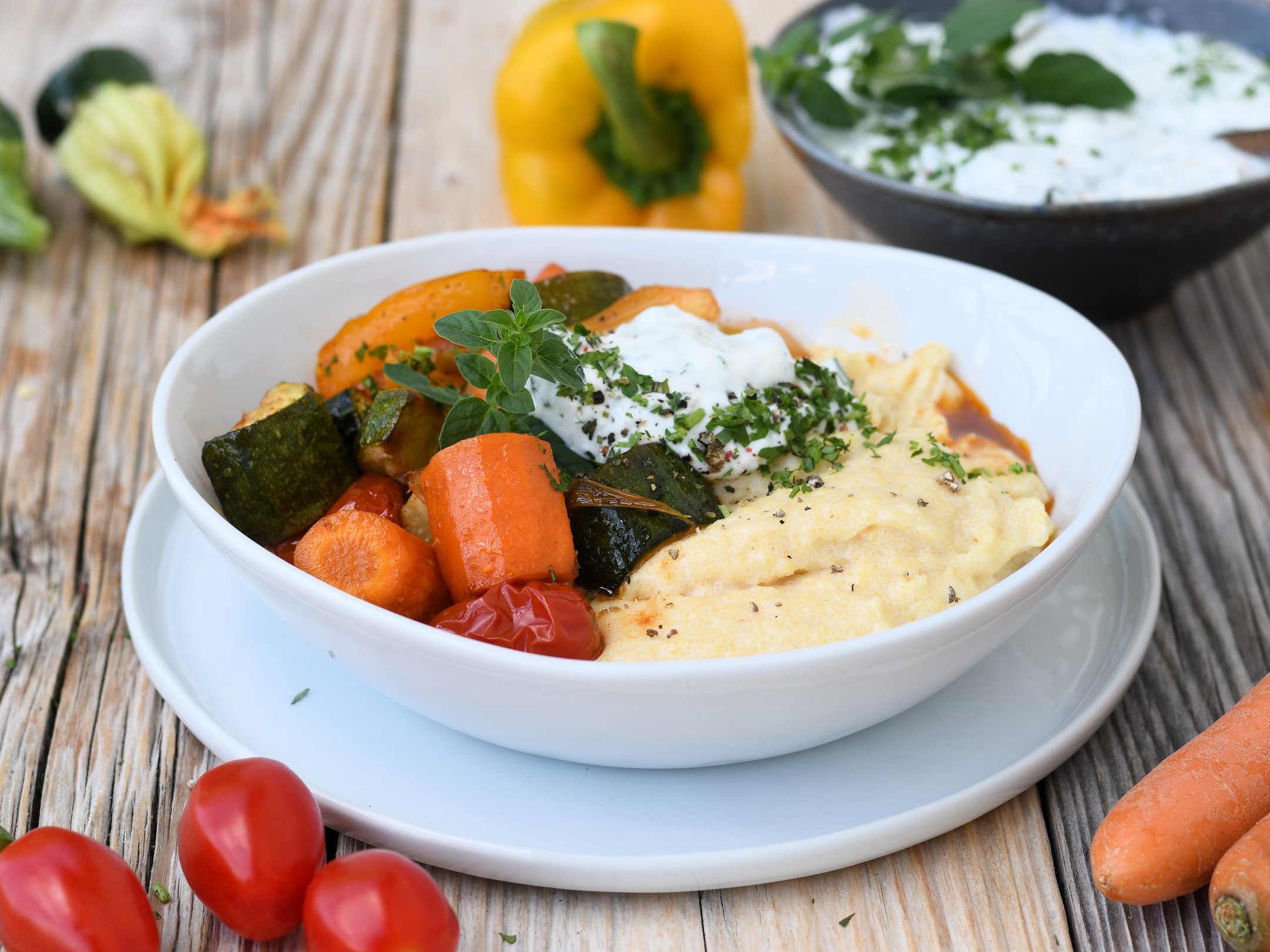 Polenta-Bowl mit Ofengemüse und Kräuter-Skyr