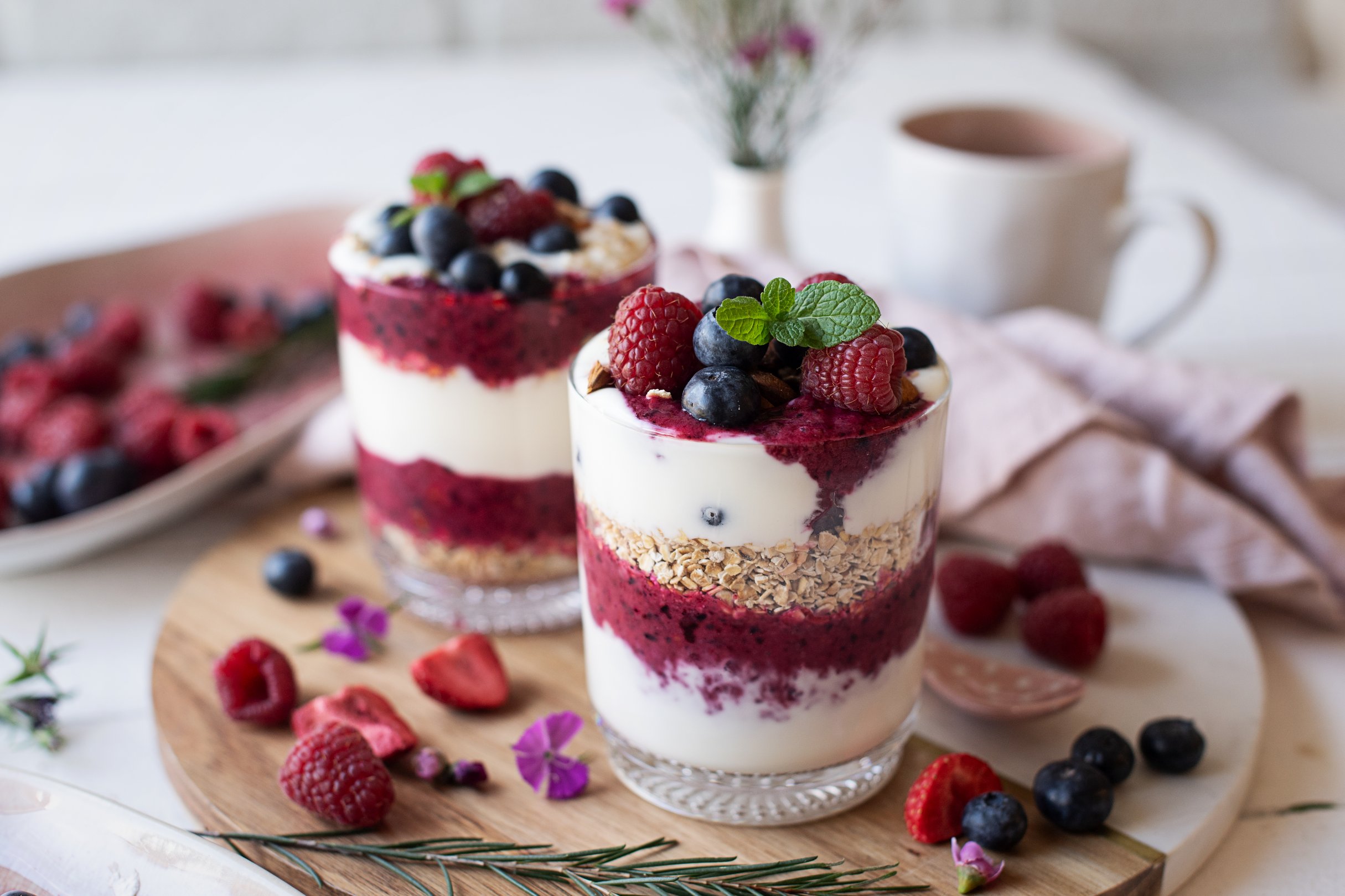 proteinreiche Skyr Bowl mit Beerenmus