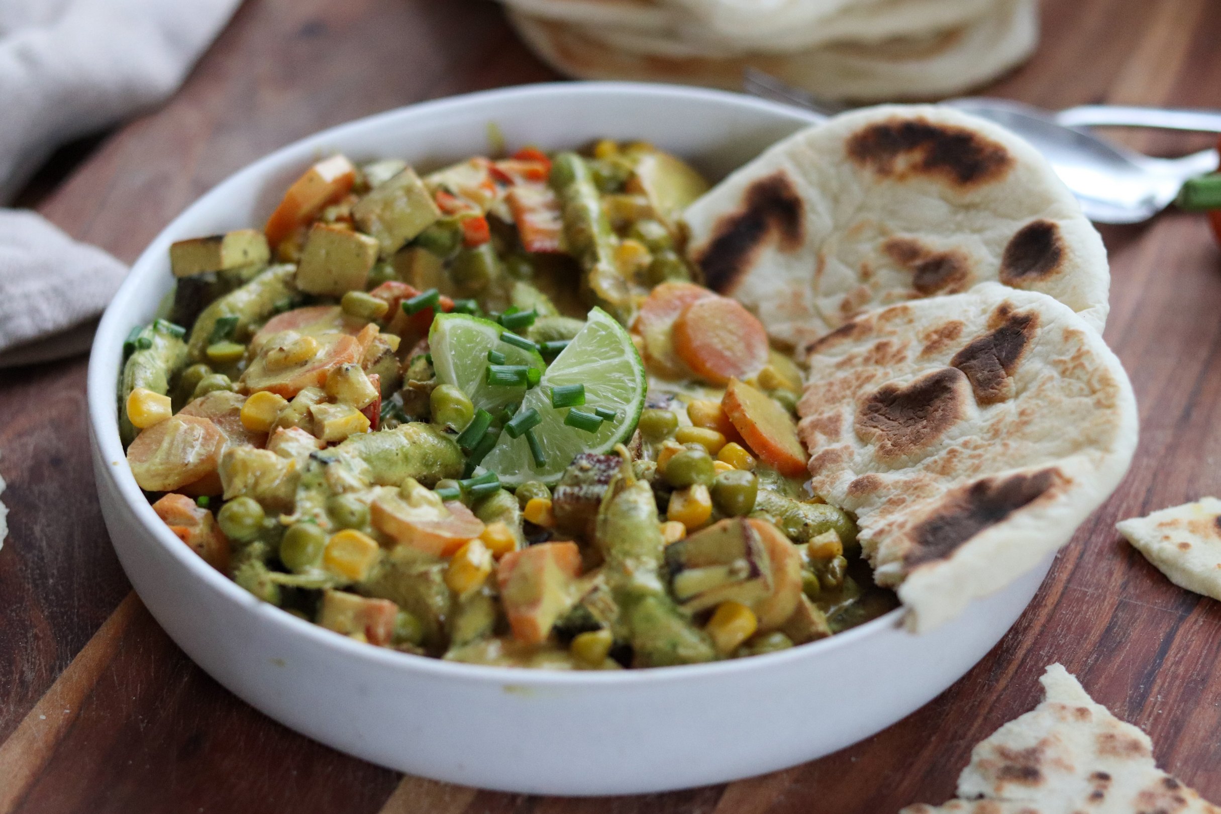 Gemüsecurry mit Tofu und Skyr Naan Brot