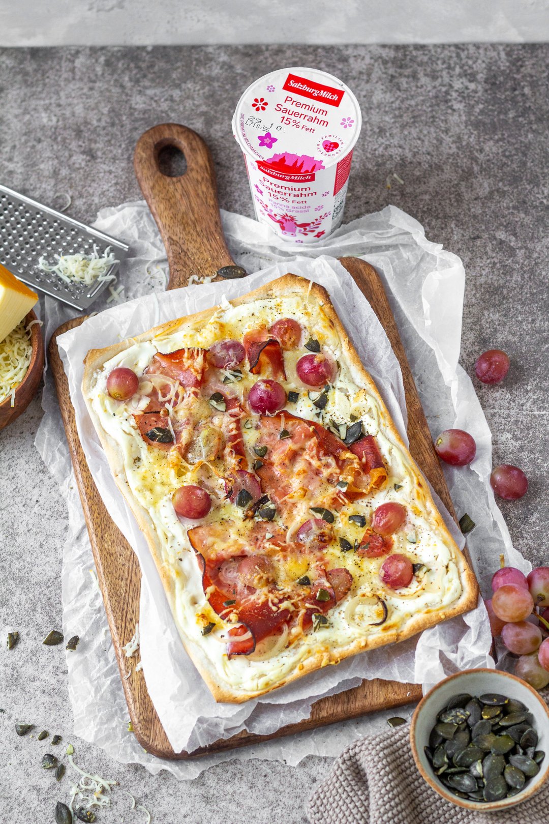 Flammkuchen mit Speck, Weintrauben und Premium Bergtilsiter