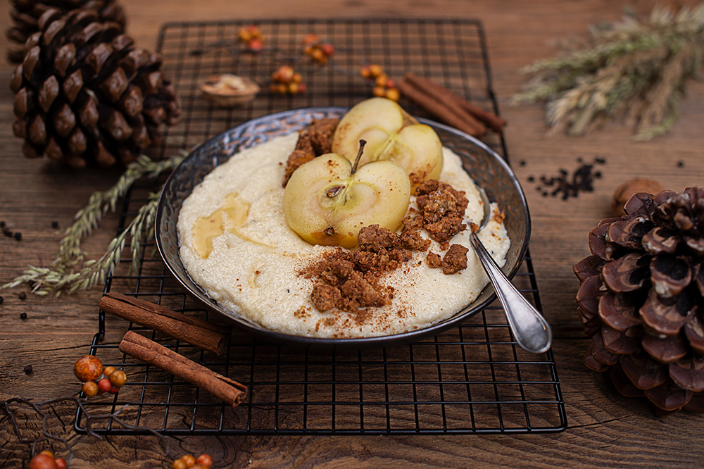 Grießbrei mit pochiertem Apfel & Nusscrumble