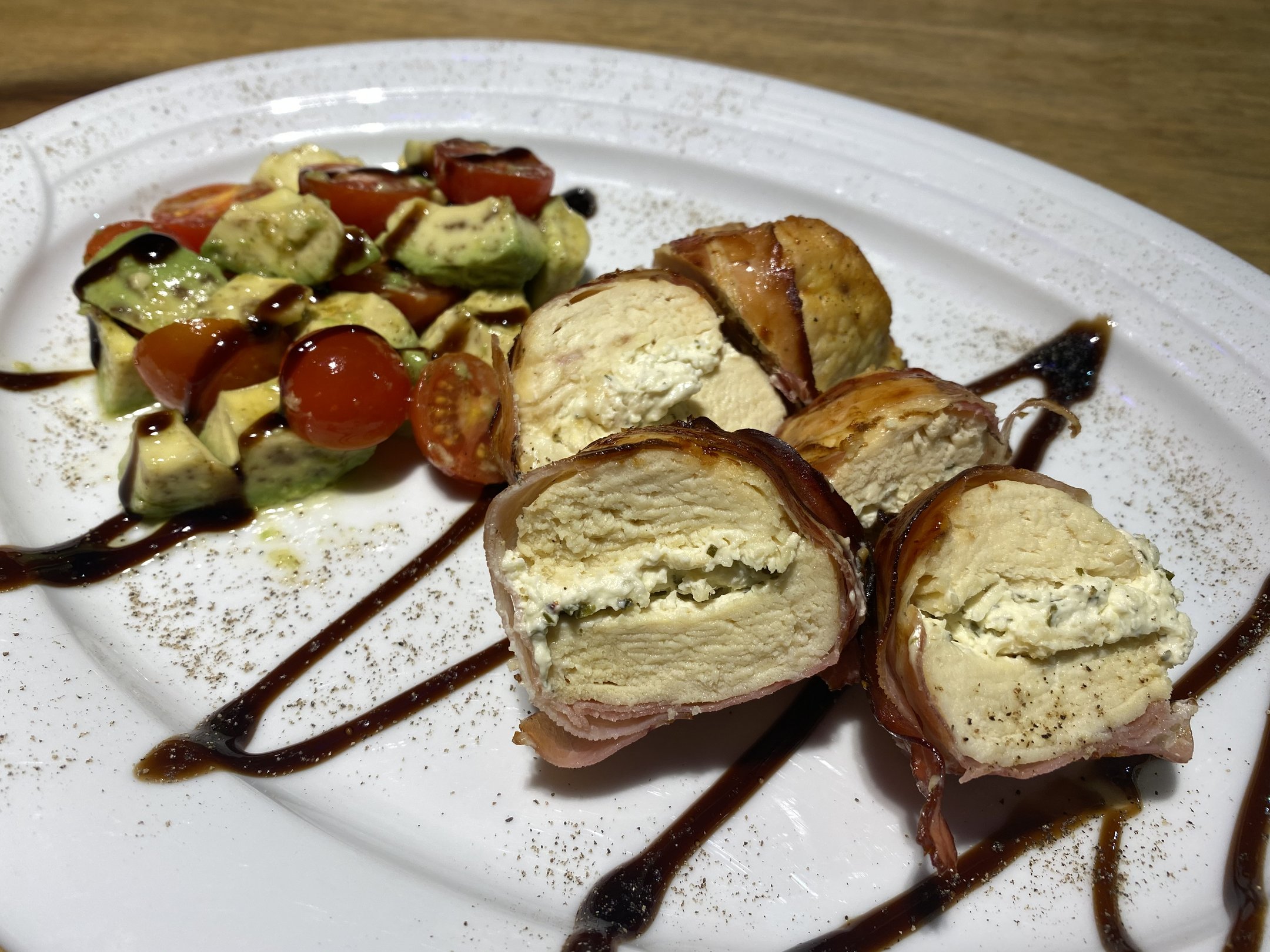 Gefüllte Hähnchenfilets mit Kräuterfrischkäse im Speckmantel
