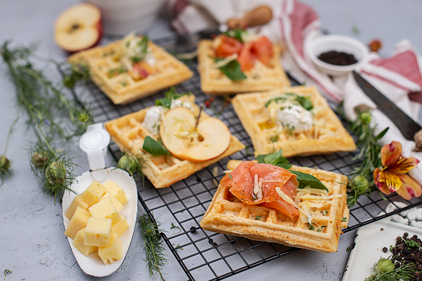 Käsewaffeln mit Lachs & Kren-Frischkäse