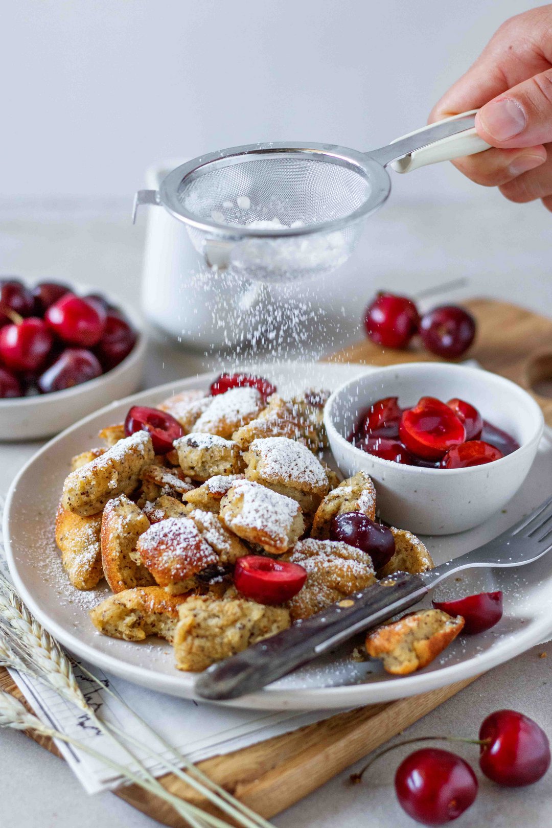 Kaiserschmarren mit Mohn und Kirschröster