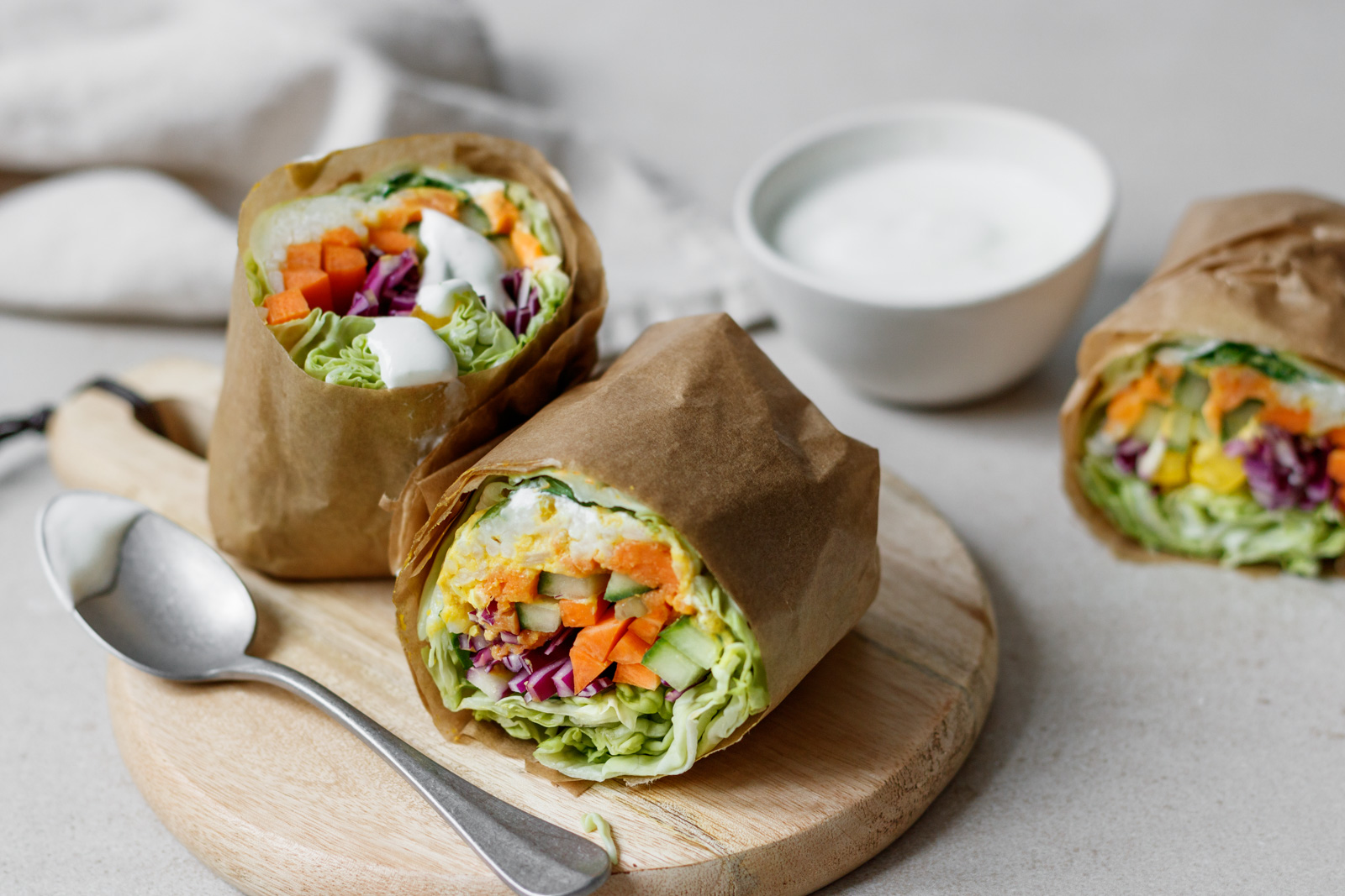 Bunte Wraps mit Frischkäse und Erdnuss-Dip
