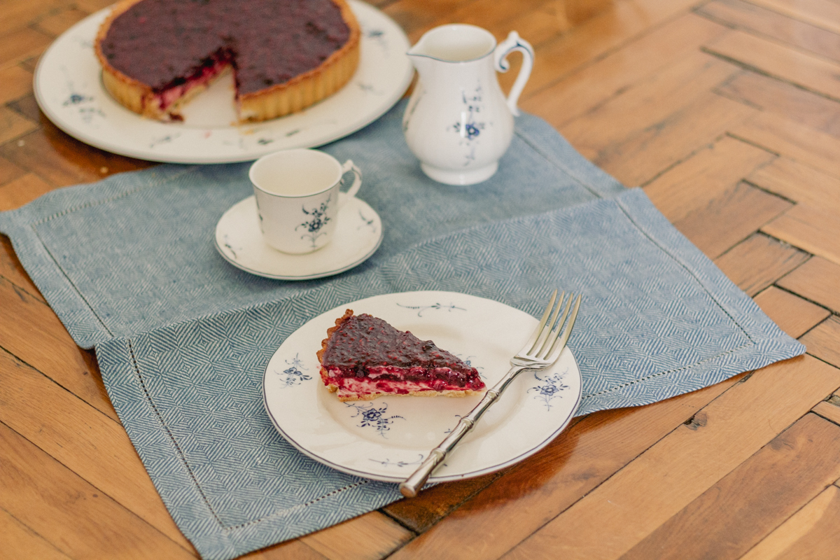 Skyr-Tarte mit Waldbeerfruchtspiegel