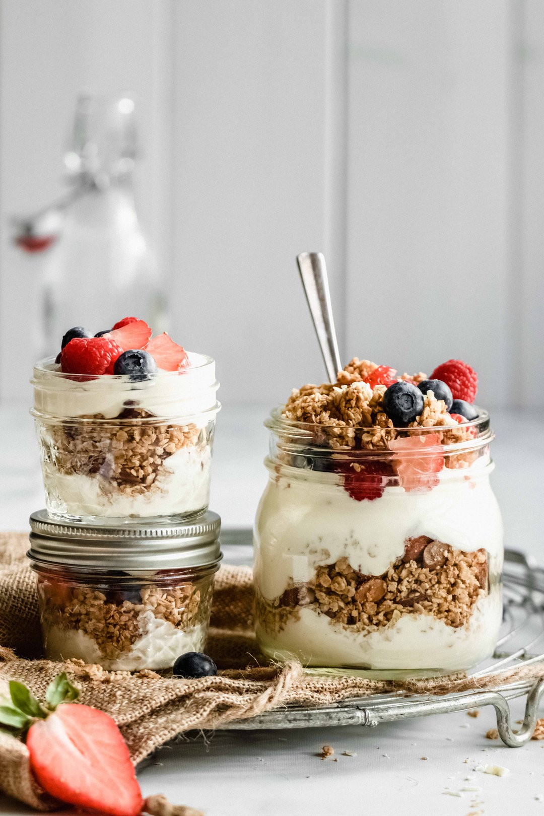 Topfenmousse mit Granola und Beeren