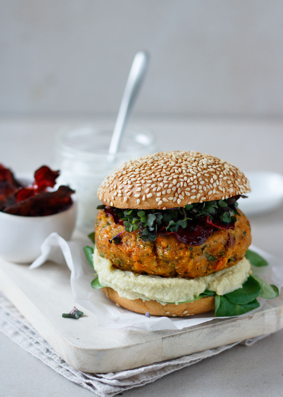 Veggie Burger mit Rote Beete Chips und Dip