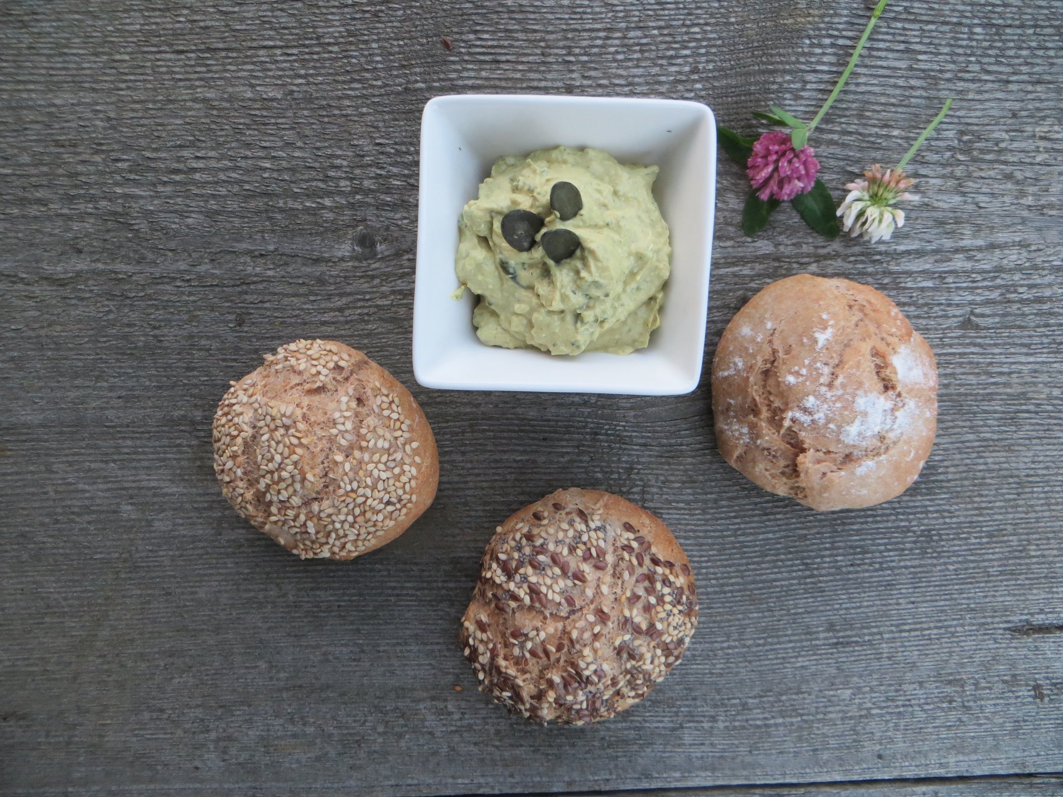 Buttermilchweckerl mit Kürbiskernaufstrich