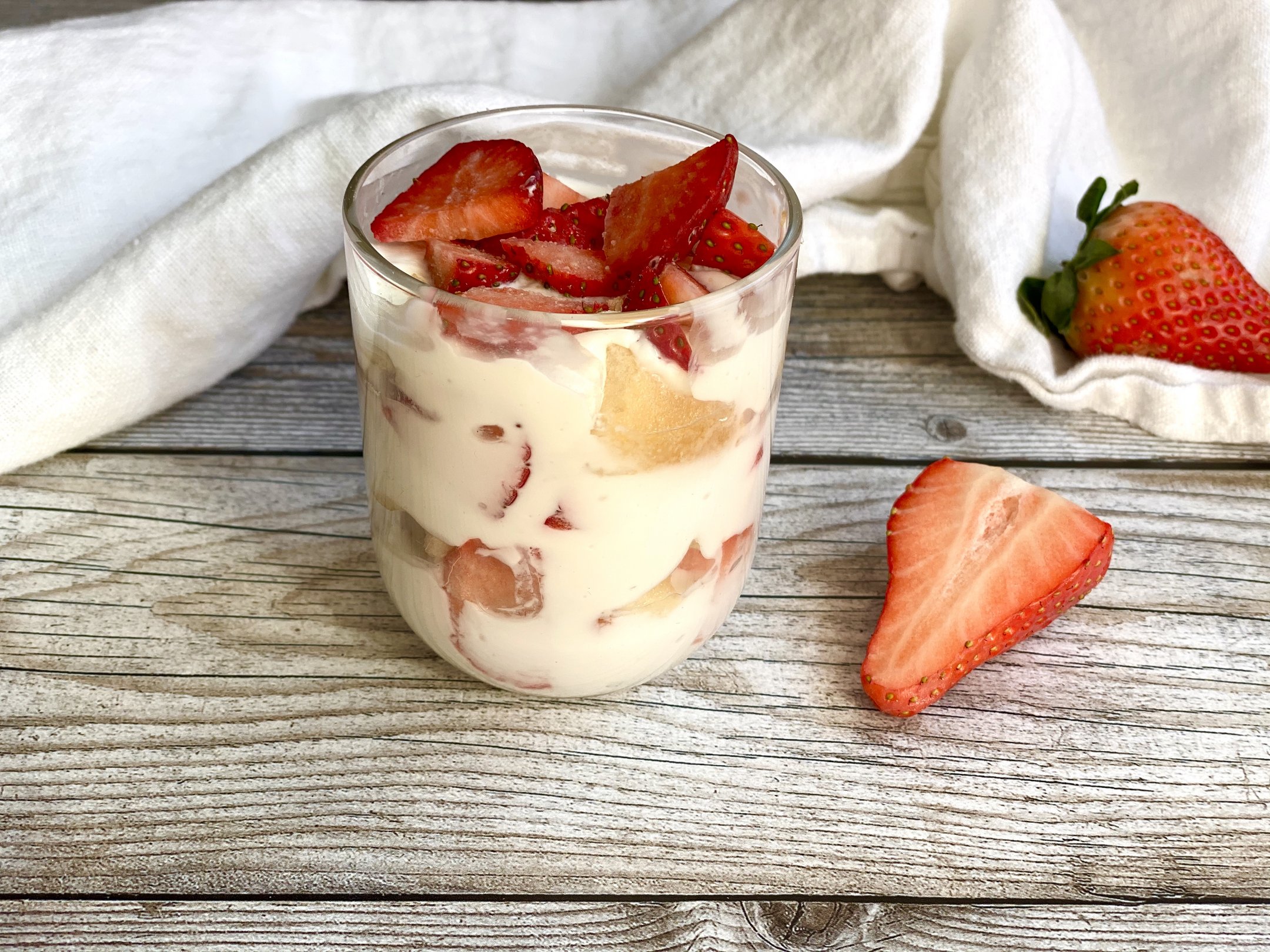 Erdbeerdessert im Glas