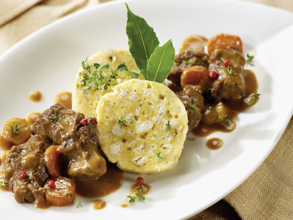 Topfenserviettenknödel mit Rindsragout