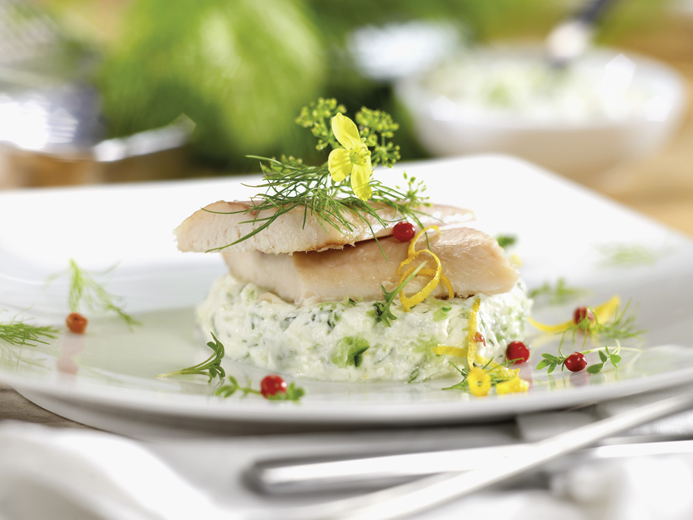 Geräucherter Saibling mit Gurken-Topfenmousse
