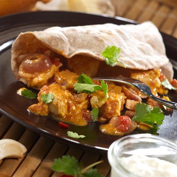  Curryhuhn in Joghurt-Marinade serviert in Chapatis