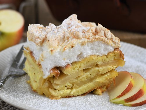 Der Nachtisch Scheiterhaufen, angerichtet auf einem Teller mit Äpfeln