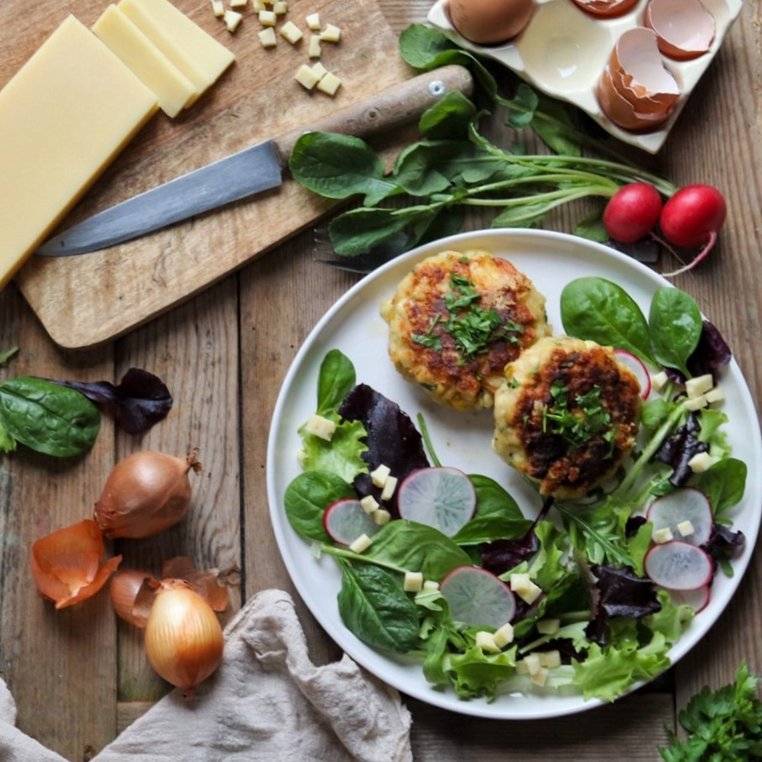 Salzburger Kaspressknödel lecker angerichtet auf einem Teller mit Salat