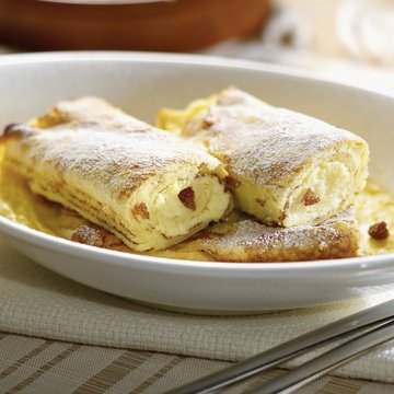 Überbackene Topfenpalatschinken angerichtet auf einem Teller