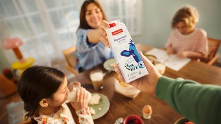 SalzburgMilch Produkt Alpenmilch bei Familie am Frühstückstisch