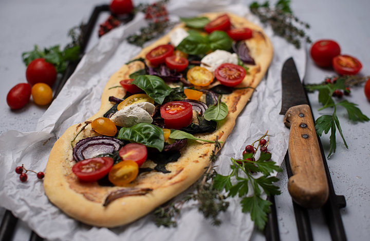 Frischkäse-Flammkuchen mit Zwiebeln, Spinat und Rispentomaten ...