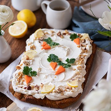 Karottenkuchen mit Topfencreme und bunter Verzierung,