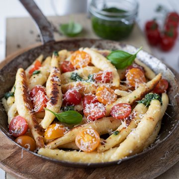 Topfen-Schupfnudeln mit würzigem Almkönig traditionell angerichtet in einer Pfanne