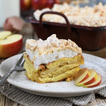 Der Nachtisch Scheiterhaufen, angerichtet auf einem Teller mit Äpfeln