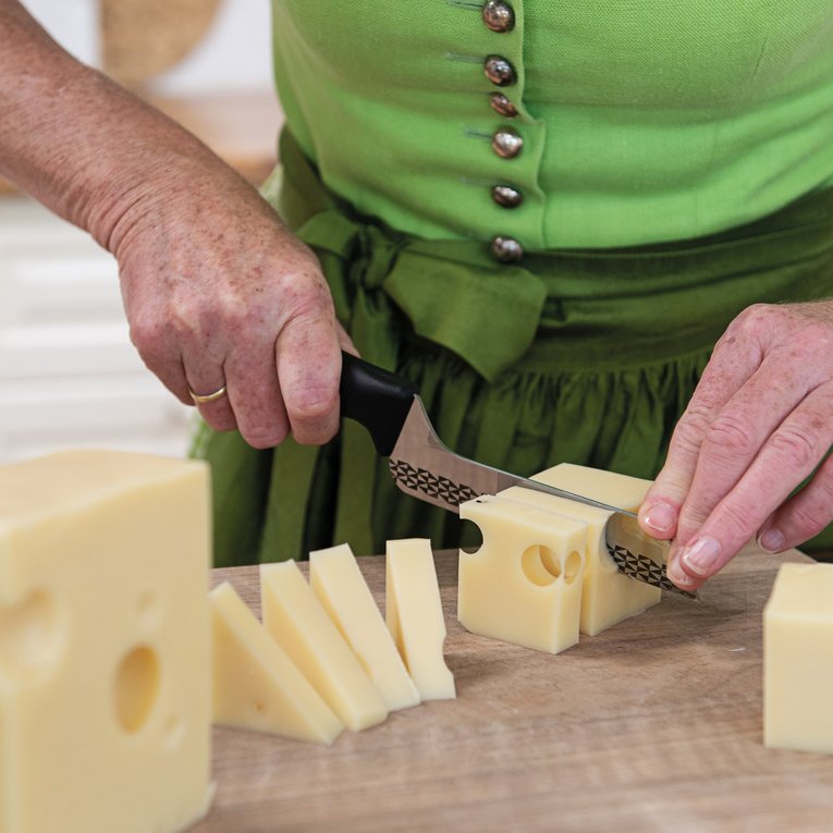 Nahaufnahmen vom Käse-Schneiden 