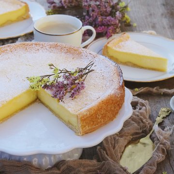Frischkäsekuchen angerichtet auf einer Kaffeetafel