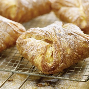 Frisch gebackene Topfengolatschen auf einem Küchenrost zum abkühlen