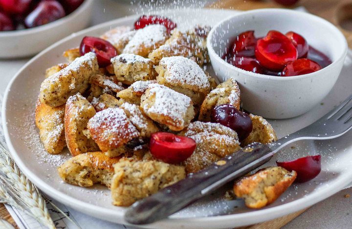 Kaiserschmarrn mit Mohn und Kirschröster - SalzburgMilch