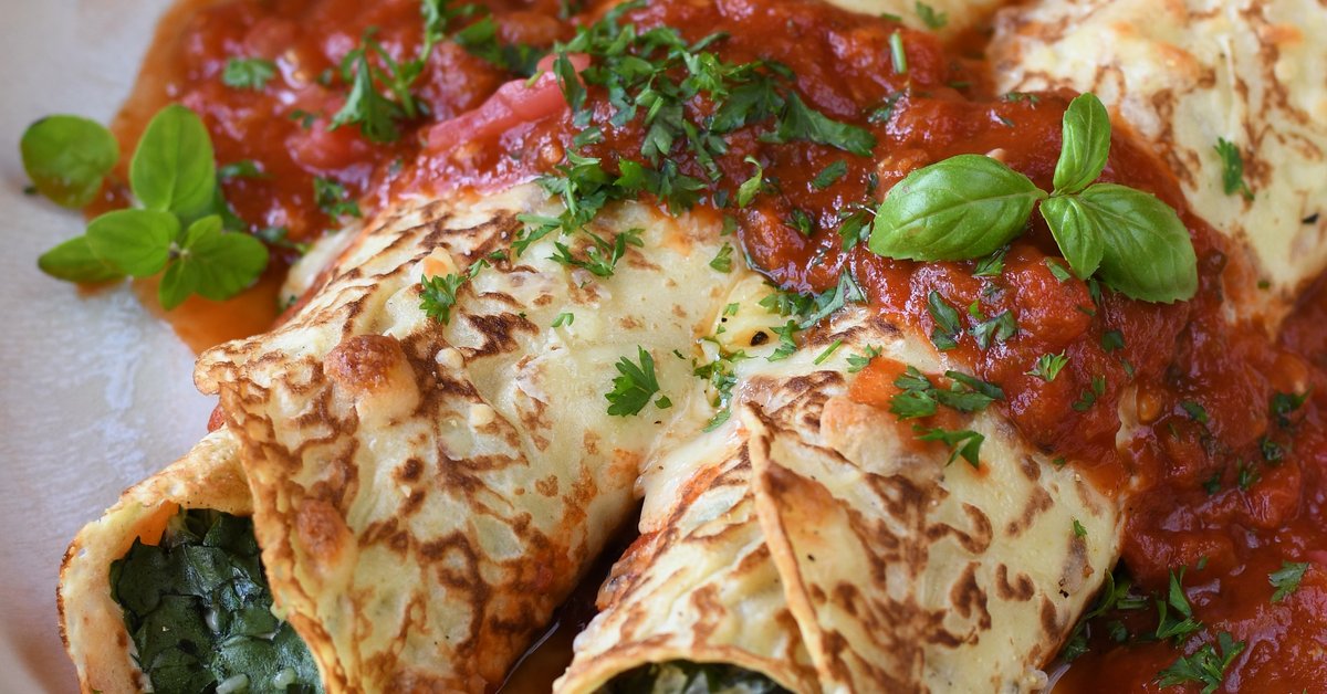 Palatschinken mit Spinatfüllung und Tomatensauce | Salzburg Milch