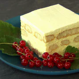 Lungauer Topfentorte angerichtet mit Johannesbeeren