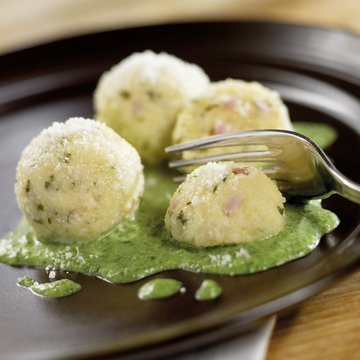 Topfenknödel mit Bärlauch & Kräutersauce