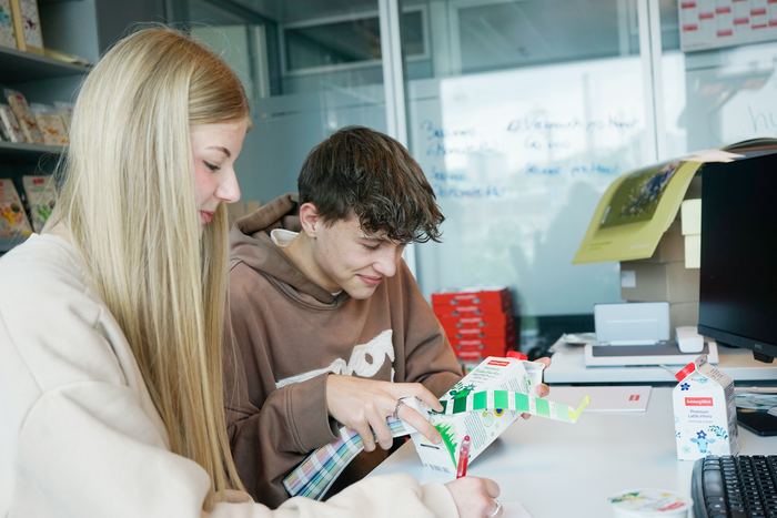 Mein Kollege Dominic und ich bei der Farbabstimmung von der Premium Frühstücksmilch