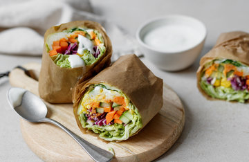 Bunte Wraps mit Frischkäse und Erdnuss-Dip