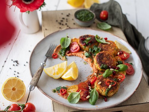 Käse-Gemüse-Laibchen auf würzigem Tomatenhummus | Salzburg Milch